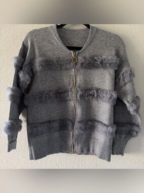 Gray Knit Zip-Up Cardigan with Faux Fur Trim Size (사이즈 S)